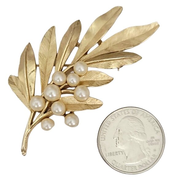 Trifari 1960s Vintage Gold Tone Faux Pearl Leaf Brooch Pin, Signed - Picture 5 of 7